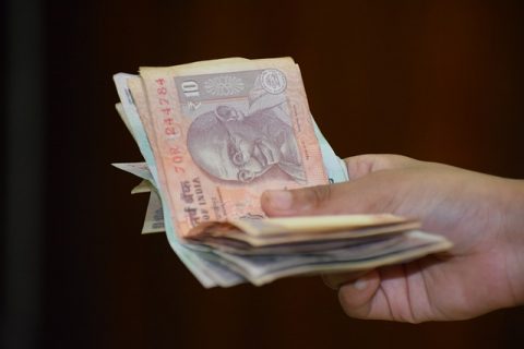 印度愿意与面临美元短缺的国家进行贸易时使用印度卢比进行结算
