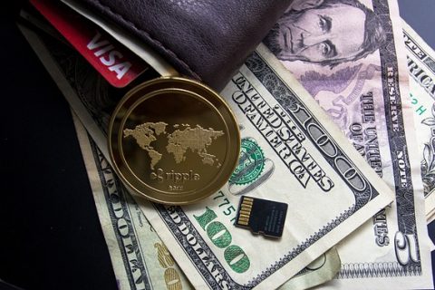 美元因美国违约风险而受到压力；澳元和人民币因中国经济数据疲软而受到打击