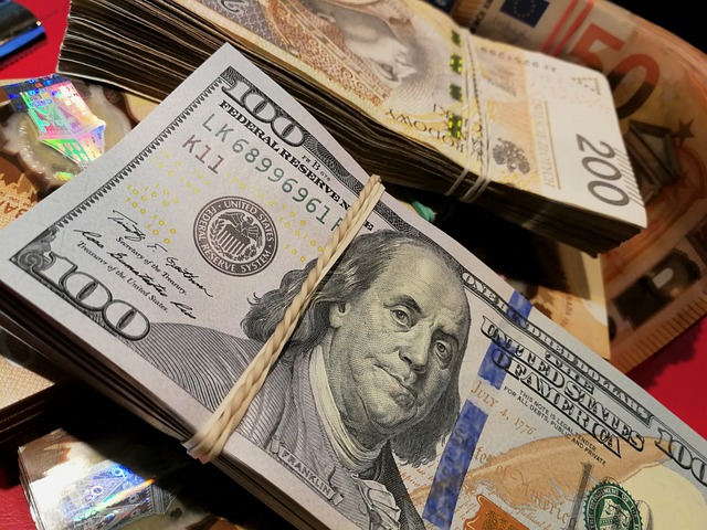 人民币跌破7.10，卢比兑美元汇率下降至82.68