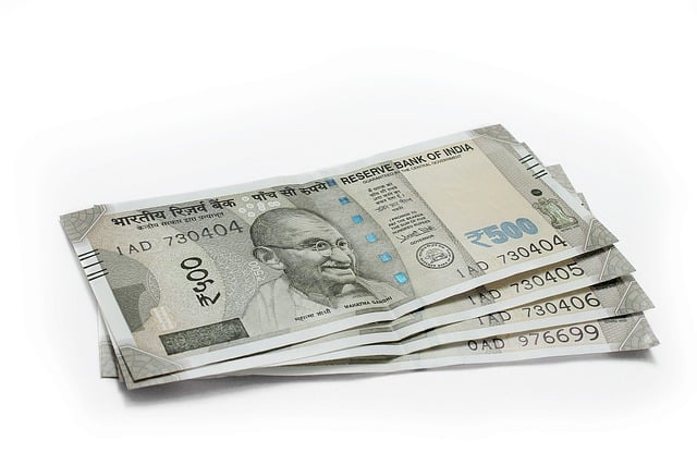 印度卢比兑美元汇率走低，未来支付需求影响货币表现