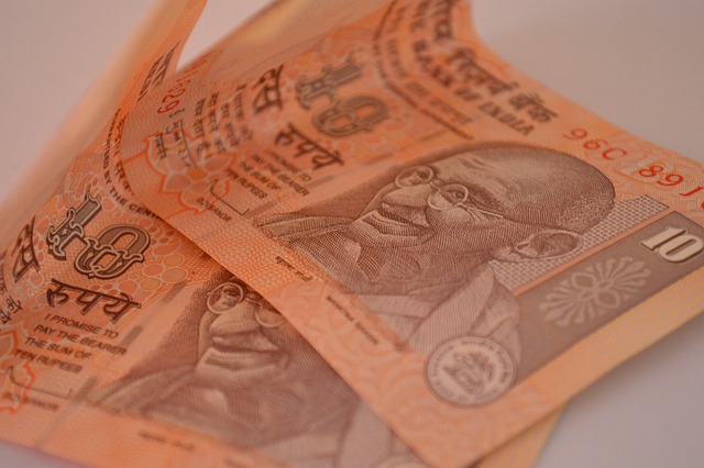 印度外汇储备下滑，卢比兑美元汇率动荡不安