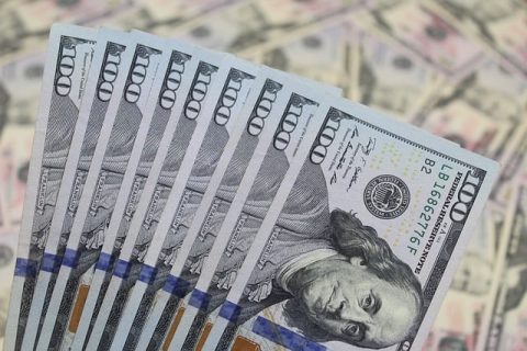 美元攀升至两月高点，投资者焦点聚集在美联储主席鲍威尔讲话前