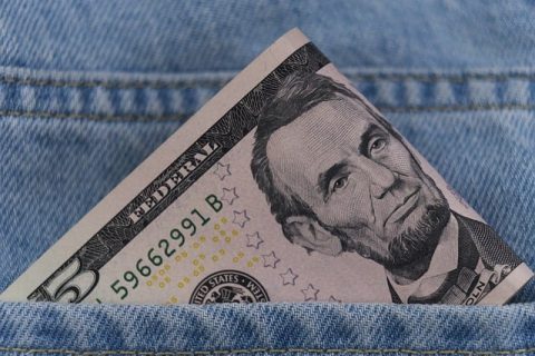 美元升值，欧元受挫，英国陷入衰退：全球金融市场动荡