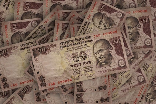 卢比汇率下跌，印度央行积极干预遏制损失