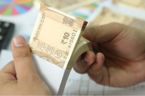 分析师警告：卢比风险不断升高，美元汇率再创新高