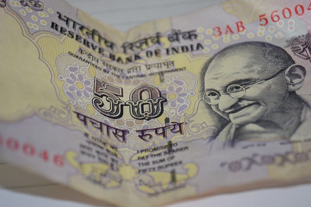 印度卢比走弱，美元需求持续，全球关注印度货币动向