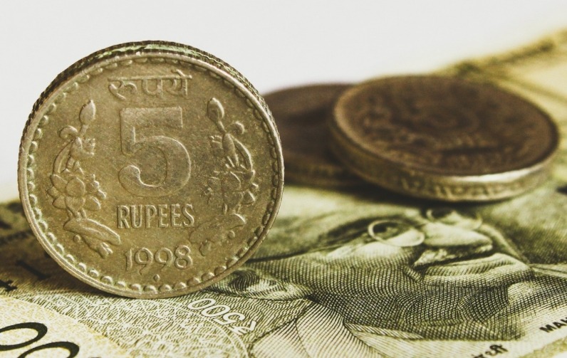 印度卢比兑美元微幅上扬，分析师预测印度央行或再度出手