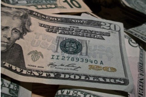 全球经济动荡！美元腾挪，人民币高悬，你的钱包受影响了吗？
